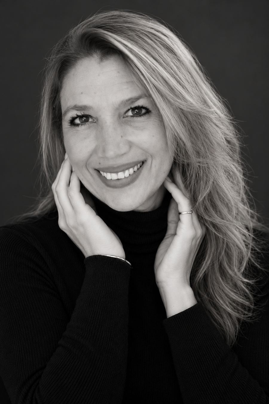 Retrato em preto e branco de Silvana Esteves sorrindo